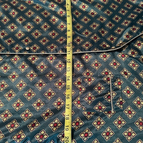 Vanity Fair Green and Red Patterned Top - Picture 4 of 8